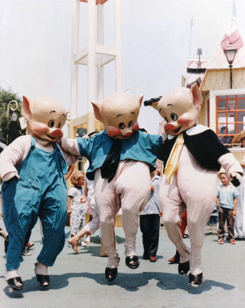 Illustration for article titled Vintage Disneyland character costumes were the fabric of nightmares